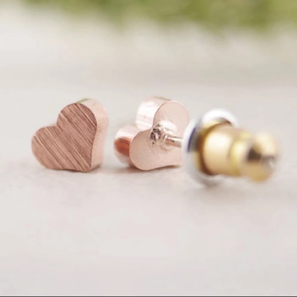 NEW๐๐TINY๐๐GOLDEN๐๐๐ROSE๐๐HEARTS๐๐STUDS - Picture 1 of 7
